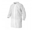 Белый одноразовый халат из нетканого спанбонда на липучках для защиты чистоты и стерильности