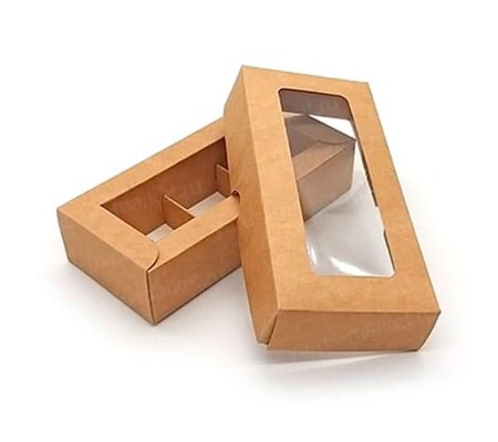 Прямоугольная картонная коробка для трех конфет с окном на крышке